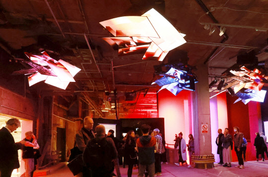 영국 런던 소재 아트갤러리 180 스튜디오에서 개최된 미디어아트 전시에 LG전자의  휘어져 있는 올레드 디스플레이 6장을 하나로 겹쳐 꽃잎이 활짝 피어 있는 모습을 형상화한 작품이 전시되고 있다. <LG전자 제공>